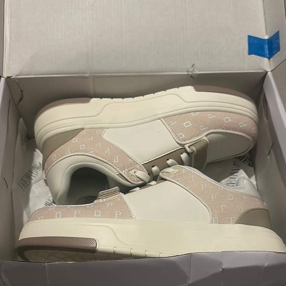 Dream Pairs Beige and White Sneakers - Picture 3 of 8